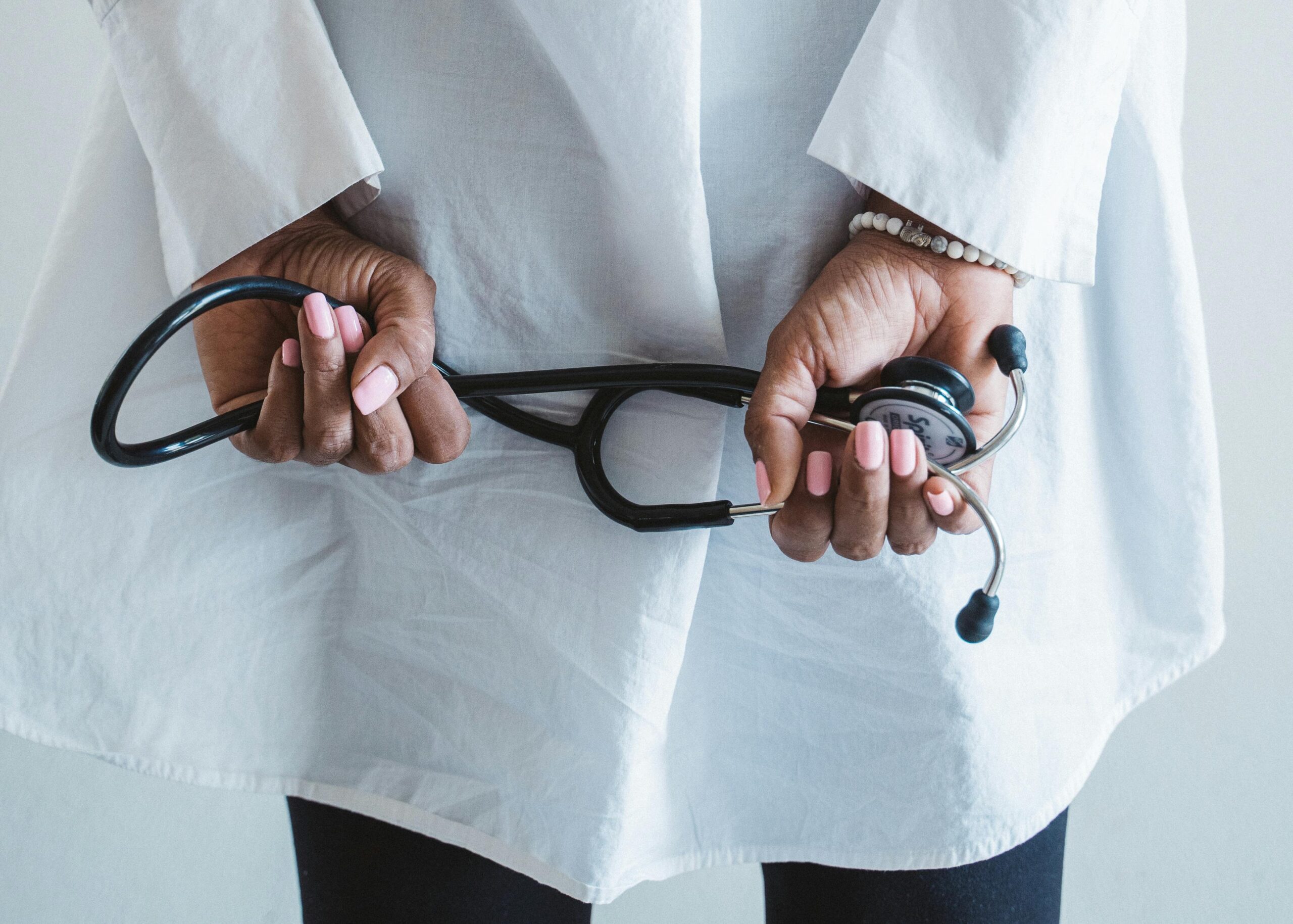 Diferencias entre Enfermería y Medicina Sueldos, Oportunidades y Más 2